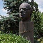 Հրաչյա Աճառյանի կիսանդրին