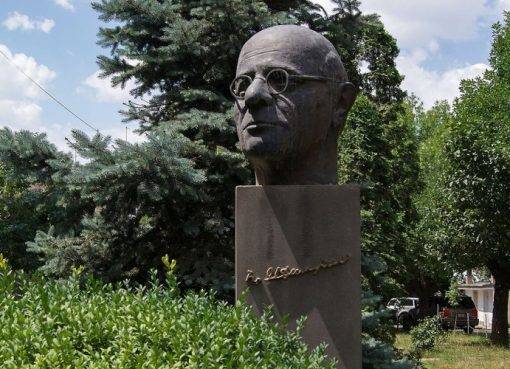 Հրաչյա Աճառյանի կիսանդրին