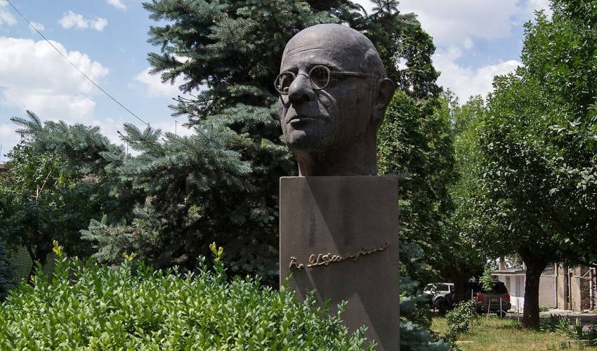 Հրաչյա Աճառյանի կիսանդրին