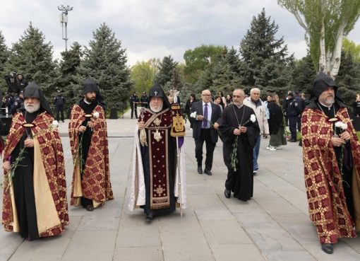 Ամենայն հայոց կաթողիկոսն այցելել է Ծիծեռնակաբերդի հուշահամալիր