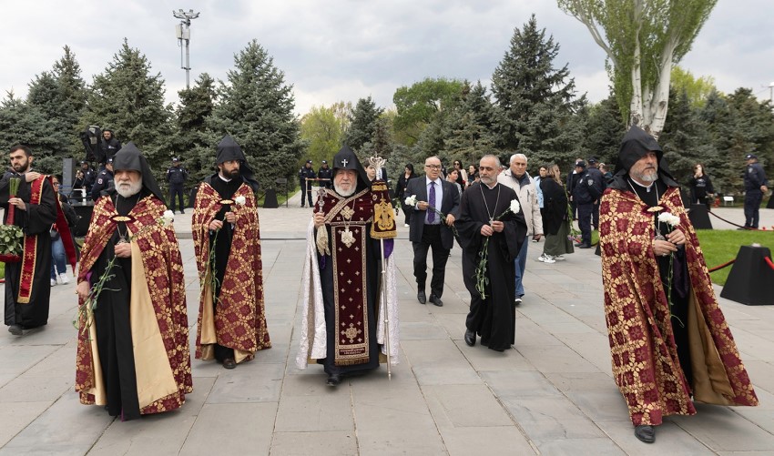 Ամենայն հայոց կաթողիկոսն այցելել է Ծիծեռնակաբերդի հուշահամալիր