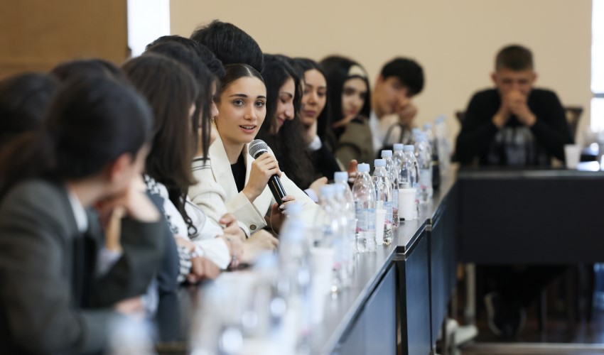 Ժաննա Անդրեասյանը հանդիպել է բուհերի ուսանողների հետ