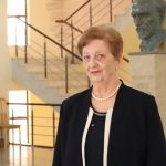 ԵՊՀ հայ բանասիրության ֆակուլտետի հայ նորագույն գրականության պատմության և գրաքննադատության ամբիոնի պրոֆեսոր Ժենյա Քալանթարյանը