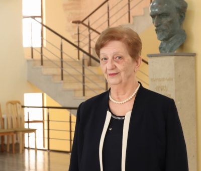 ԵՊՀ հայ բանասիրության ֆակուլտետի հայ նորագույն գրականության պատմության և գրաքննադատության ամբիոնի պրոֆեսոր Ժենյա Քալանթարյանը