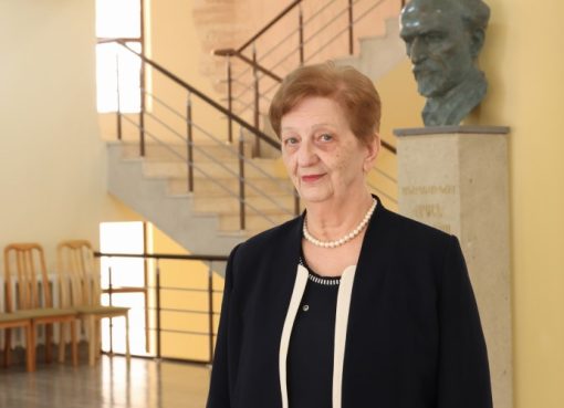 ԵՊՀ հայ բանասիրության ֆակուլտետի հայ նորագույն գրականության պատմության և գրաքննադատության ամբիոնի պրոֆեսոր Ժենյա Քալանթարյանը