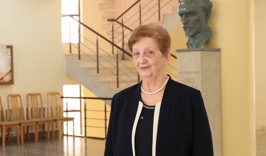 ԵՊՀ հայ բանասիրության ֆակուլտետի հայ նորագույն գրականության պատմության և գրաքննադատության ամբիոնի պրոֆեսոր Ժենյա Քալանթարյանը