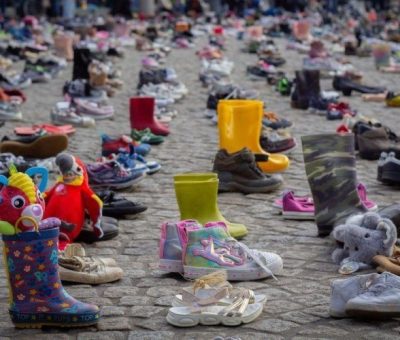 Ի պաշտպանություն Գազայի. 100-ավոր մանկական կոշիկներ՝ Ամստերդամի հրապարակում