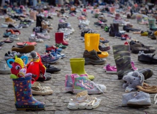 Ի պաշտպանություն Գազայի. 100-ավոր մանկական կոշիկներ՝ Ամստերդամի հրապարակում