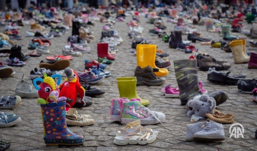 Ի պաշտպանություն Գազայի. 100-ավոր մանկական կոշիկներ՝ Ամստերդամի հրապարակում