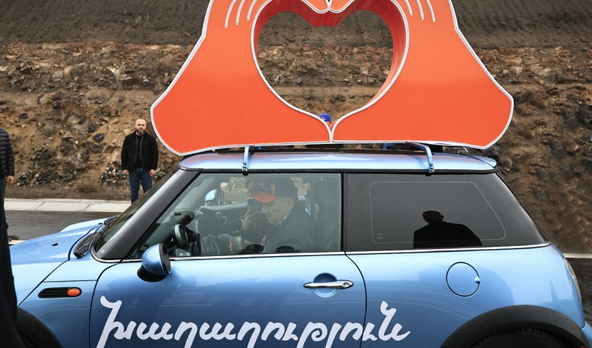 Նիկոլ Փաշինյանը Հյուսիս-հարավ ճանապարհի Աշտարակից դեպի Գյումրի հատվածում՝ ավտոերթի ժամանակ