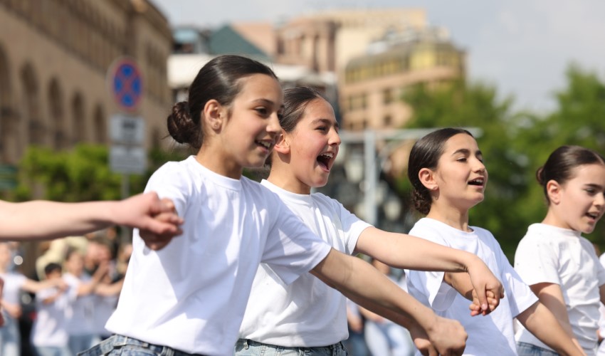 «Տոնական շուրջպար 7 շրջանով». Պարի միջազգային օրը Հանրապետության հրապարակում