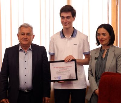 ԳԱԱ նախագահ Աշոտ Սաղյանը, 12-րդ դասարանի աշակերտ Ալբերտ Շահինյանը, Ժաննա Անդրեասյանը