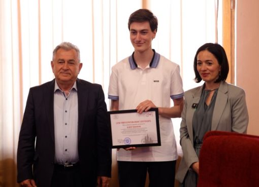 ԳԱԱ նախագահ Աշոտ Սաղյանը, 12-րդ դասարանի աշակերտ Ալբերտ Շահինյանը, Ժաննա Անդրեասյանը