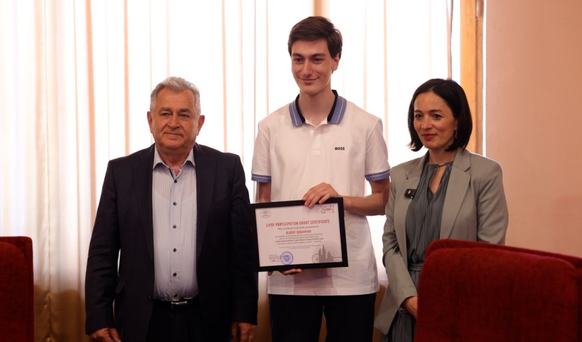 ԳԱԱ նախագահ Աշոտ Սաղյանը, 12-րդ դասարանի աշակերտ Ալբերտ Շահինյանը, Ժաննա Անդրեասյանը