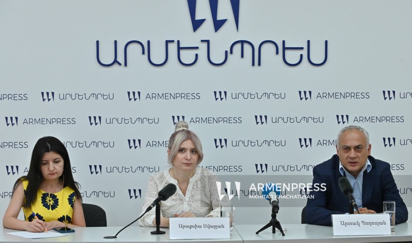 ԿԳՄՍ նախարարի տեղակալ Արաքսյա Սվաջյանը և Կրթական տեխնոլոգիաների ազգային կենտրոնի տնօրեն Արտակ Պողոսյանը ասուլիսի ժամանակ