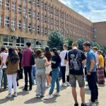 Դիմորդները Ռուս-հայկական համալսարանի մոտ