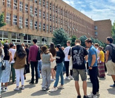 Դիմորդները Ռուս-հայկական համալսարանի մոտ