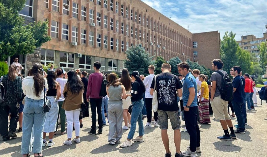 Դիմորդները Ռուս-հայկական համալսարանի մոտ